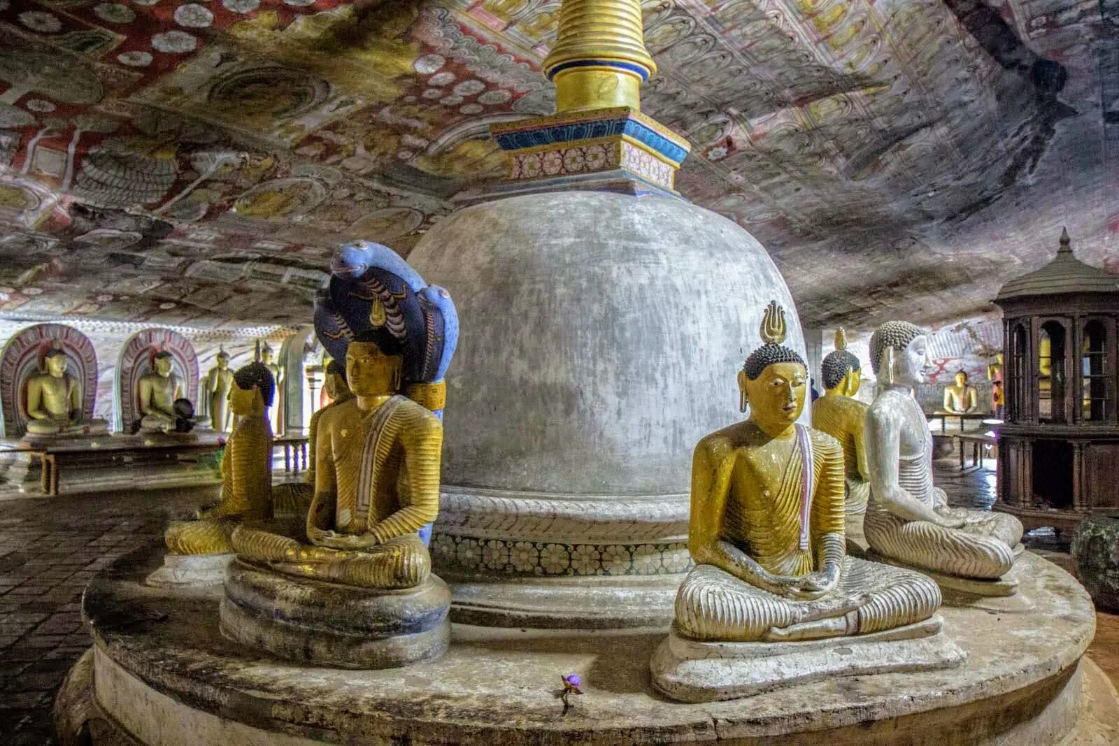Пещерный храм Дамбулла. Пещерный храм Дамбулла Шри-Ланка. Шри Ланка золотой храм Дамбулла. Шри Ланка буддийский пещерный храм Дамбулла. Дамбулла шри