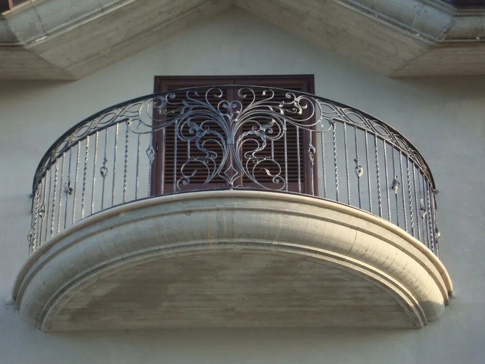 Кованые перила воронеж. Кованые ограждения для балкона. Кованые балконы круглые. Ограждение балкона ковка. Ковка на балкон.