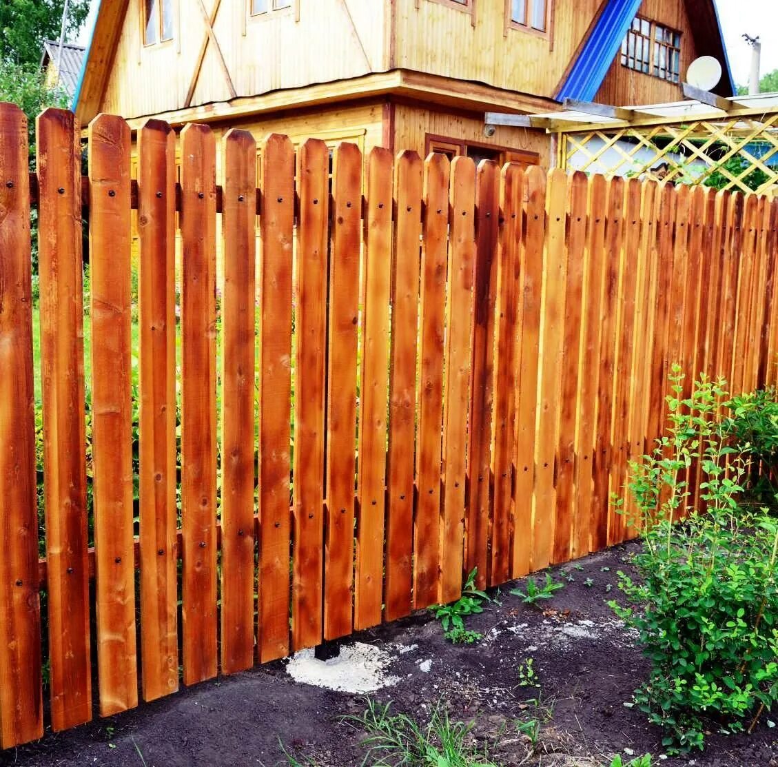Деревянный забор. Забор из штакетника деревянного. Забор штакетник деревянный. Ограждение из штакетника деревянного.