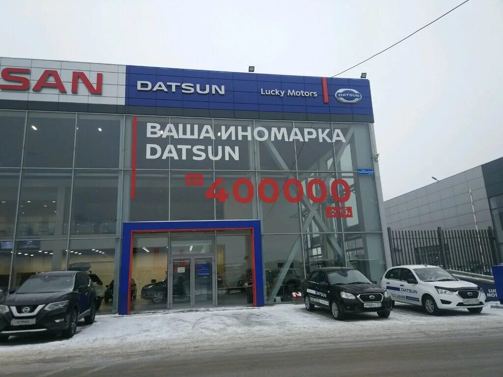 автомобили в автосалоне. авто с пробегом в автосалонах г. машины с пробегом в автосалонах. машины в автосалоне. автосалон автомобилей с пробегом.