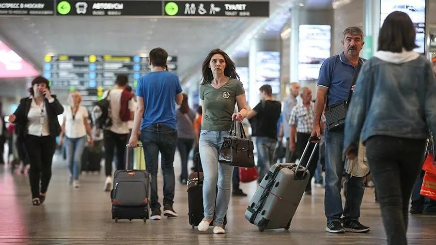 Досмотр ручной клади в аэропорту. Аэропорты москвы. Работа в аэропорту в москве отзывы. Новый терминал домодедово открытие. Аэропорты москвы.
