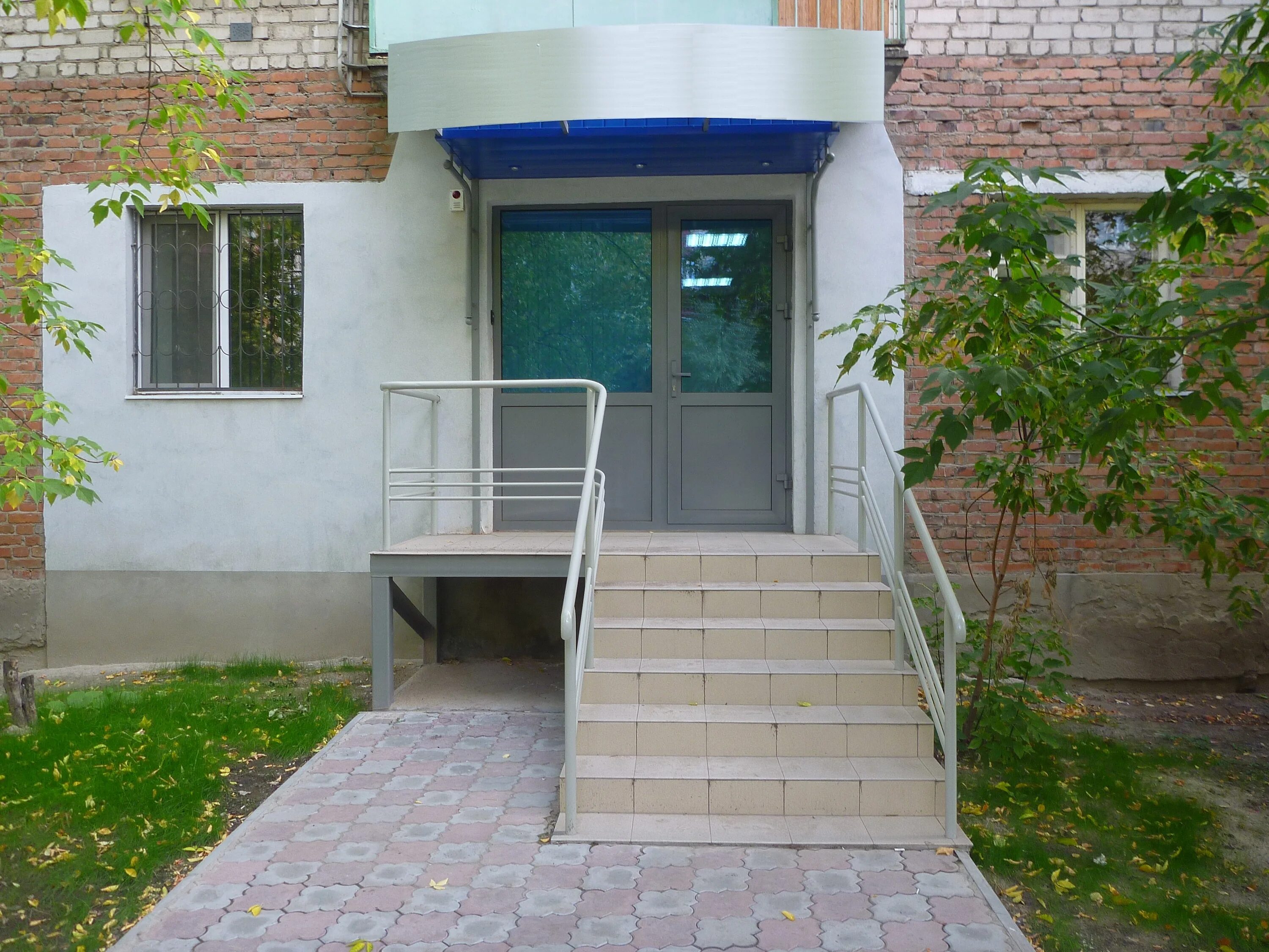 входные группы многоквартирных жилых домов. 3/1с4. помещение под офис в аренду. тульская 2а тюмень. квартира с отдельным входом.