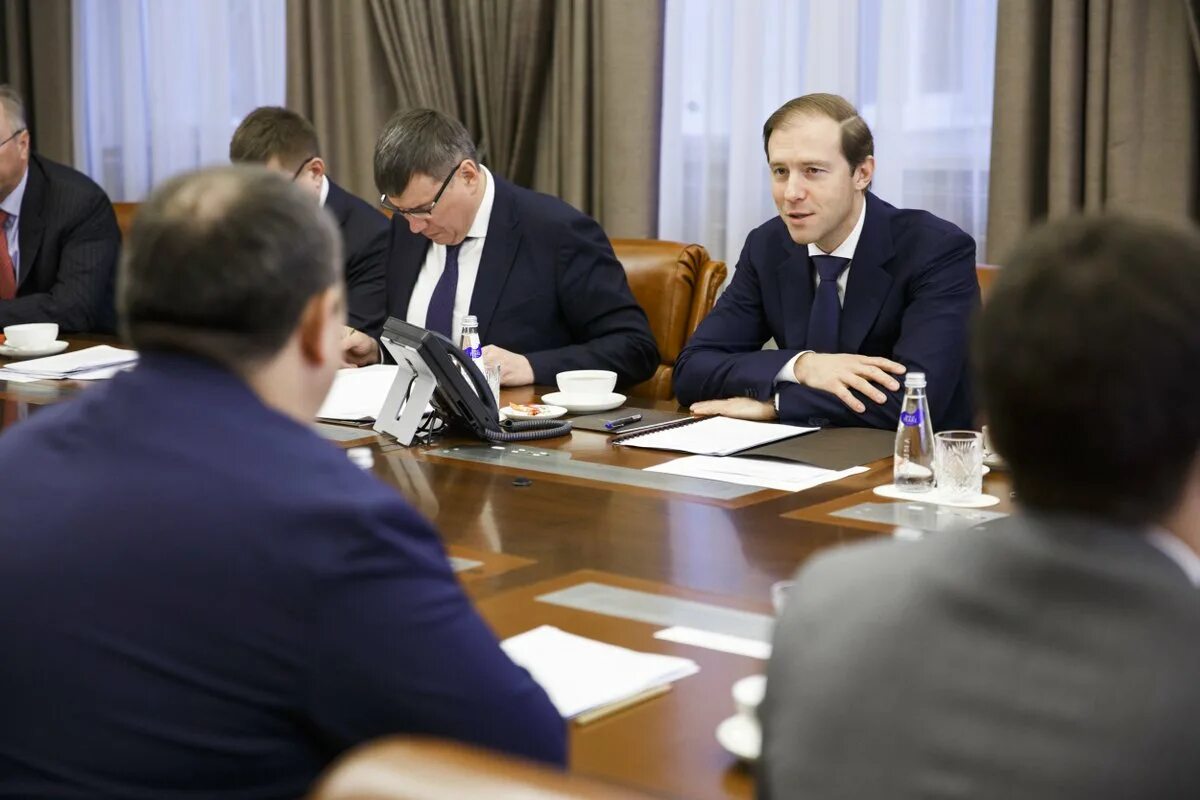 Минпромторг сообщает. Совещание минпромторга. мантуров в кабинете. совещание в минпромторге.