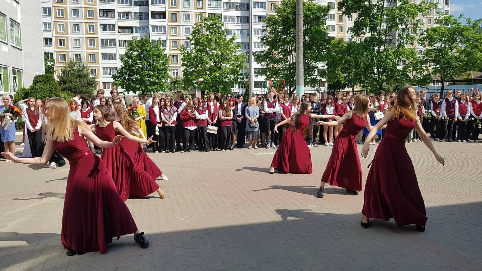 Гимназия 38 минск. Выпускницы 9 класса. Последний звонок 11 класс. Гимназия 38. Когда выпускной в 2023 году 9 класс.