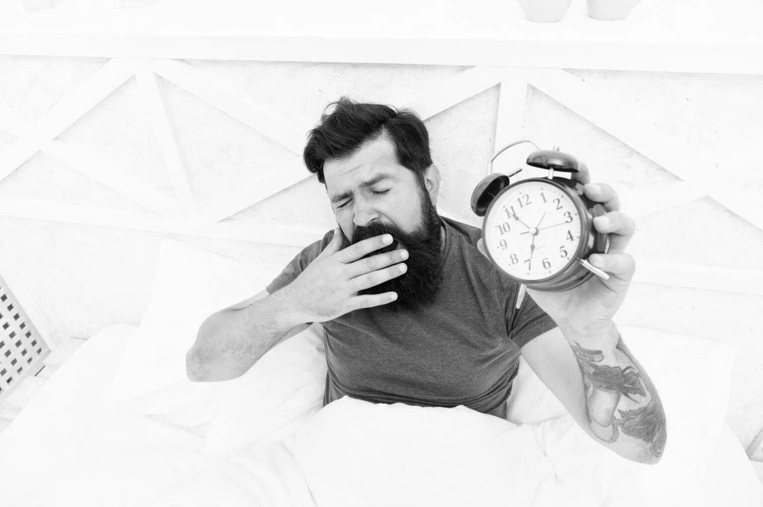 Сонный грустный человек с будильником. How to wake up early. Tom usually wakes up early yesterday morning. Пожилая женщина с будильником. To wake.