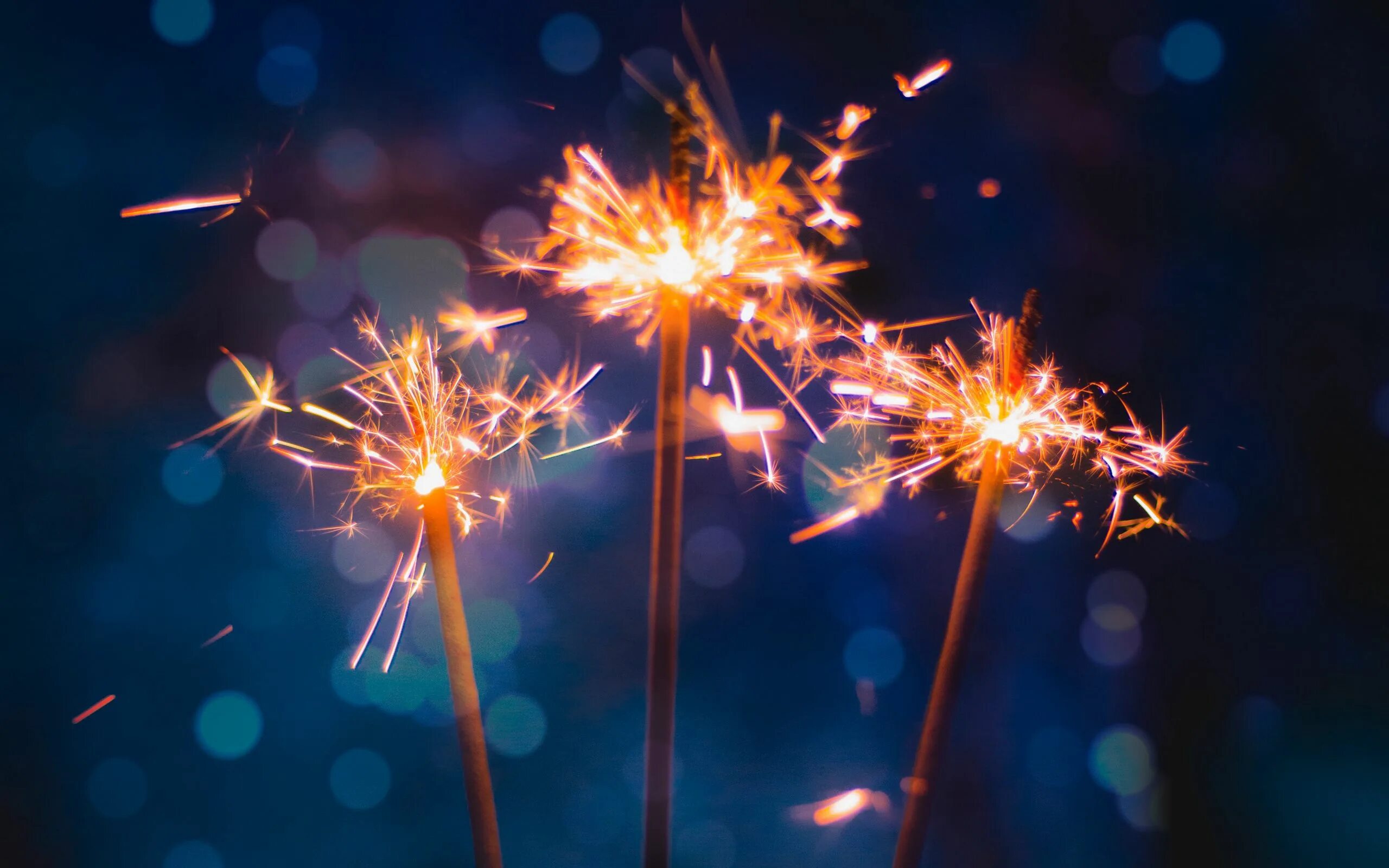 Бенгальский огонек на черном фоне. Бенгальский огонь на черном фоне. Бенгальские огни новый год. Бенгальский огонь фон. Бенгальские огни.