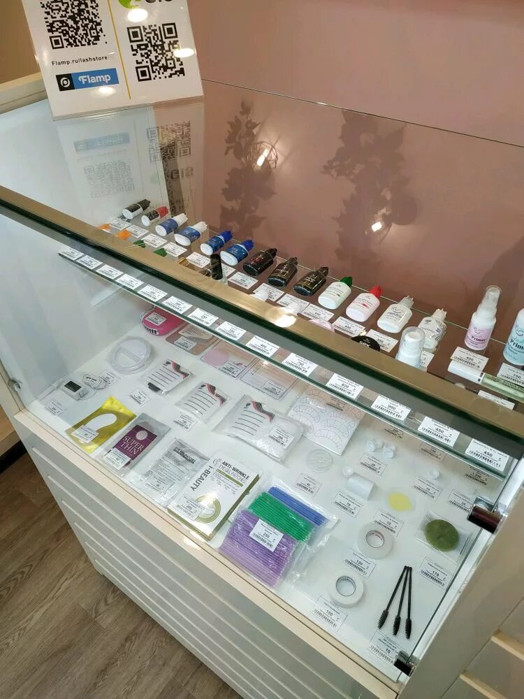 Магазин материалов для маникюра. Профессиональный магазин маникюра. Lashmarket. Витрина для ресниц. Профессиональный магазин ресниц.