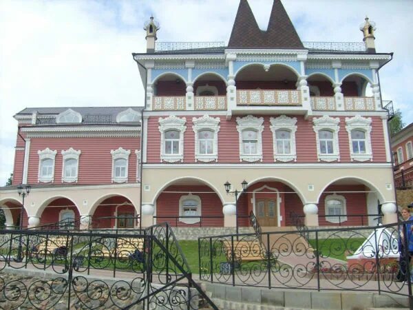 Город мышкин ярославской области. Мышкин мышиная царица. Городское поселение мышкин достопримечательности. Дворец мыши. Мышкин центр туризма.