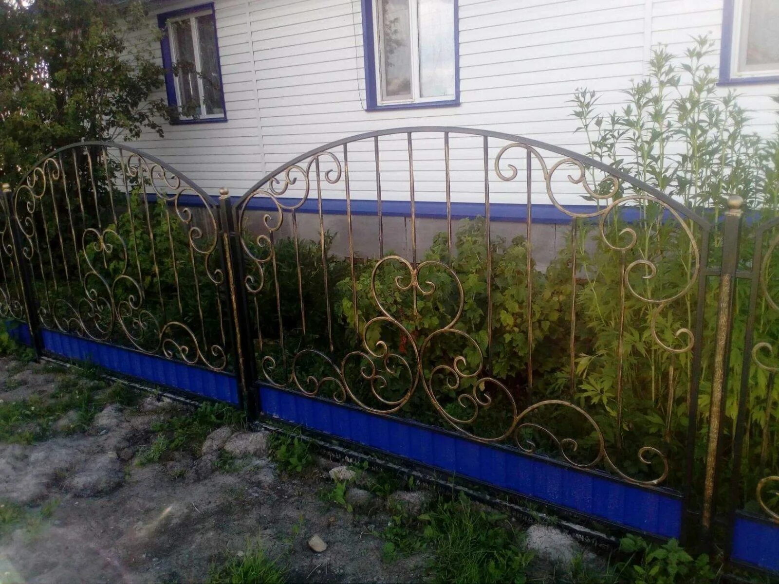 Палисадник перед домом металлические. Палисад холодная ковка. ворота палисадники кованые мездрин павел. ограждение для палисадника. металлическое ограждение палисадника.