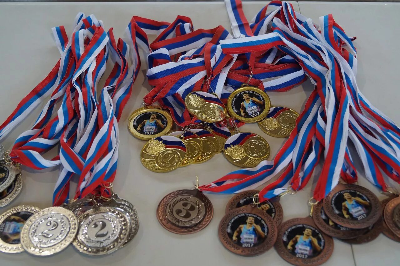 кубки по легкой атлетике школа номер 60. медали по легкой атлетике. медали по легкой атлетике. медали по соревнованиям. легкая атлетика награды.