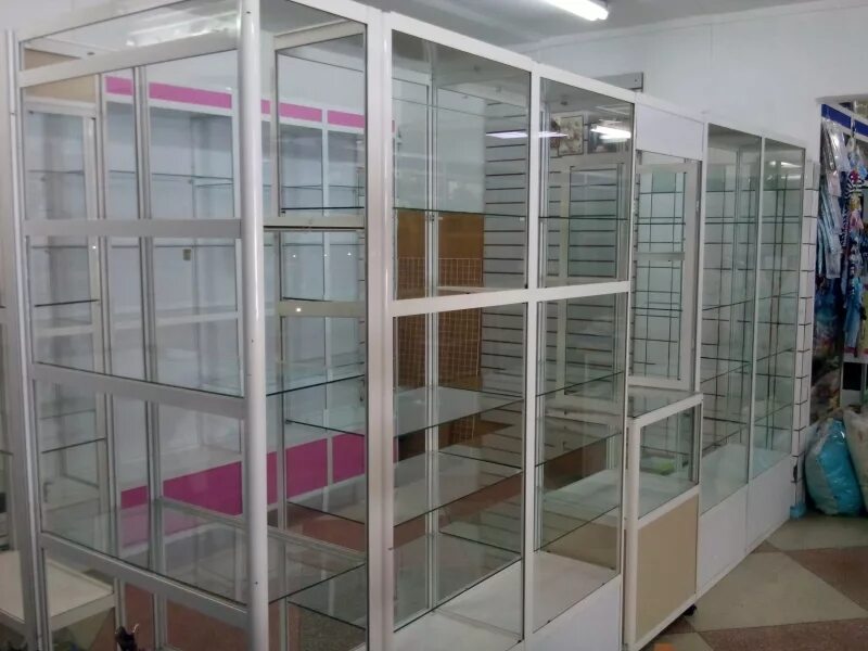 холодильное оборудование для магазина. торговое оборудование прилавки. модульные торговые павильоны. торговое оборудование ярославль для магазина. маленький магазин внутри.