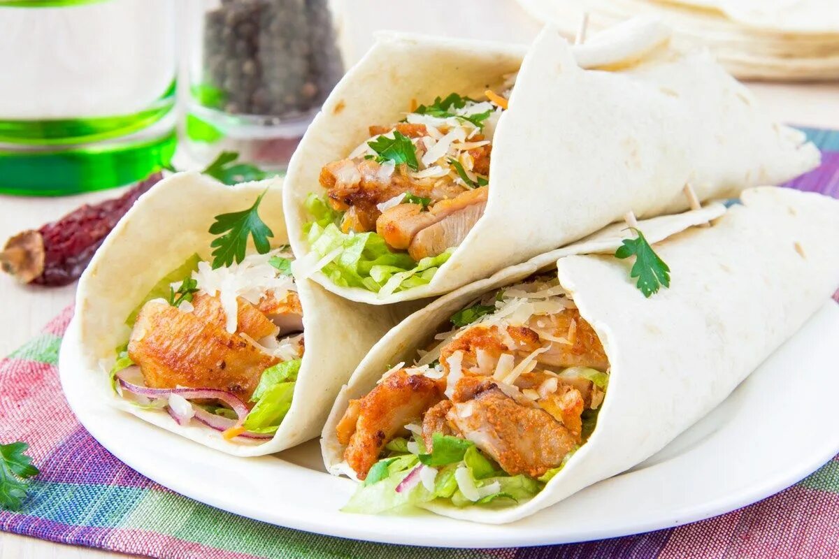 Кесадилья чикен. Кесадилья чикен. Тортилья с курицей и овощами. Шаурма куриная. Кесадилья овощная.