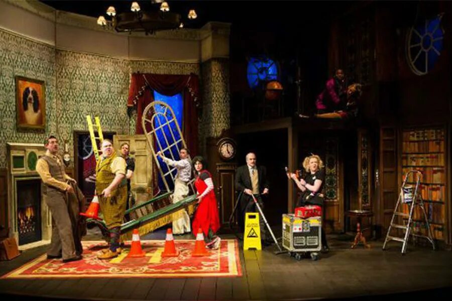 The goes wrong show. The Play that goes wrong banner. Playing wrong