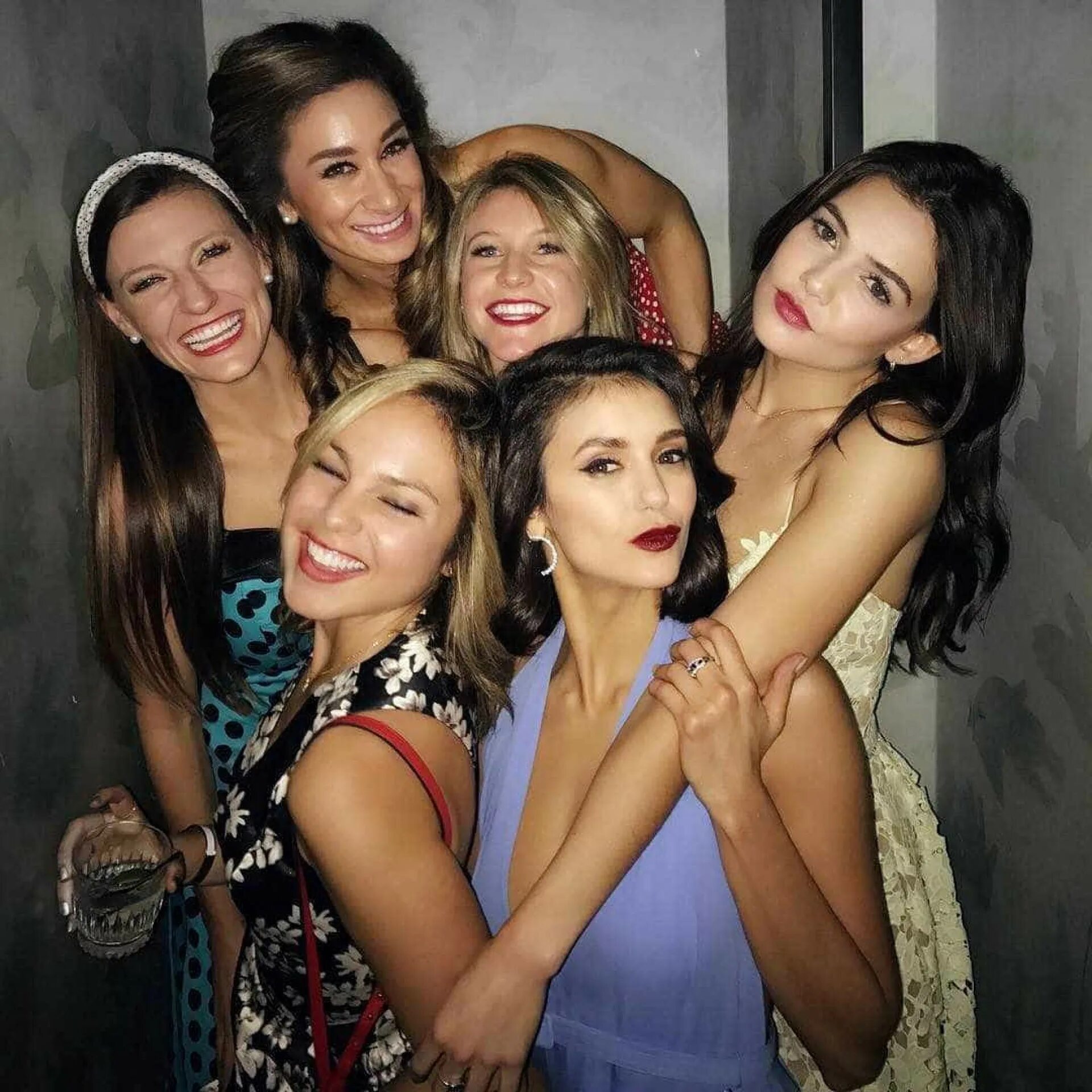 Фотосессия группы девушек. Выпускницы 2013. Общие девушки. Фотосессия подружек. Группа девушек.