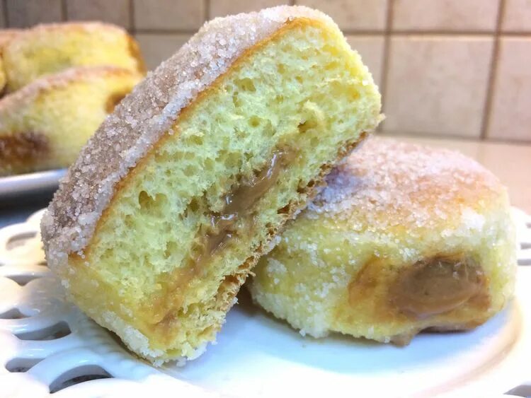 Пирог на сыворотке. Выпечка из сыворотки. Пирог сахарный дрожжевой. Оладьи на сыворотке пышные. Выпечка на сыворотке от творога.