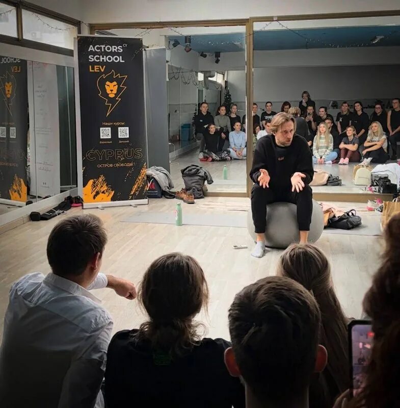 тату лев с короной эскизы. маленькая девочка смеется фото. татуировка лев олдскул. лев в школе. лицо льва.