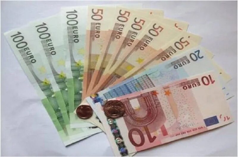 500 евро в руках. Прайс вирт моделей. Сколько будет 600 евро. 300 евро купюра. Миллион евро.