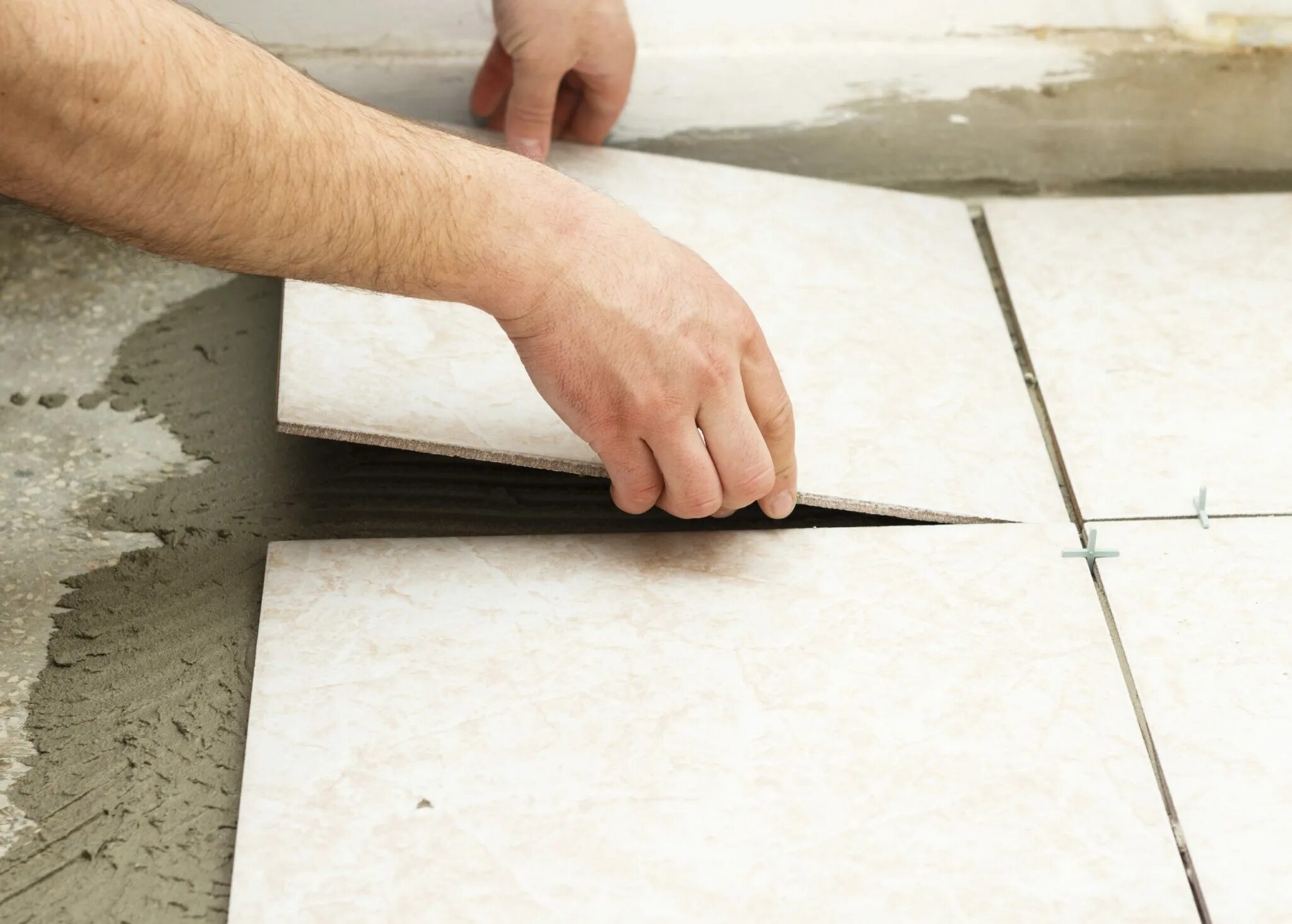 Укладчик плитки. Укладка плитки. Укладка плитки в ванной. Облицовка керамической плиткой. Укладка плитки на пол.