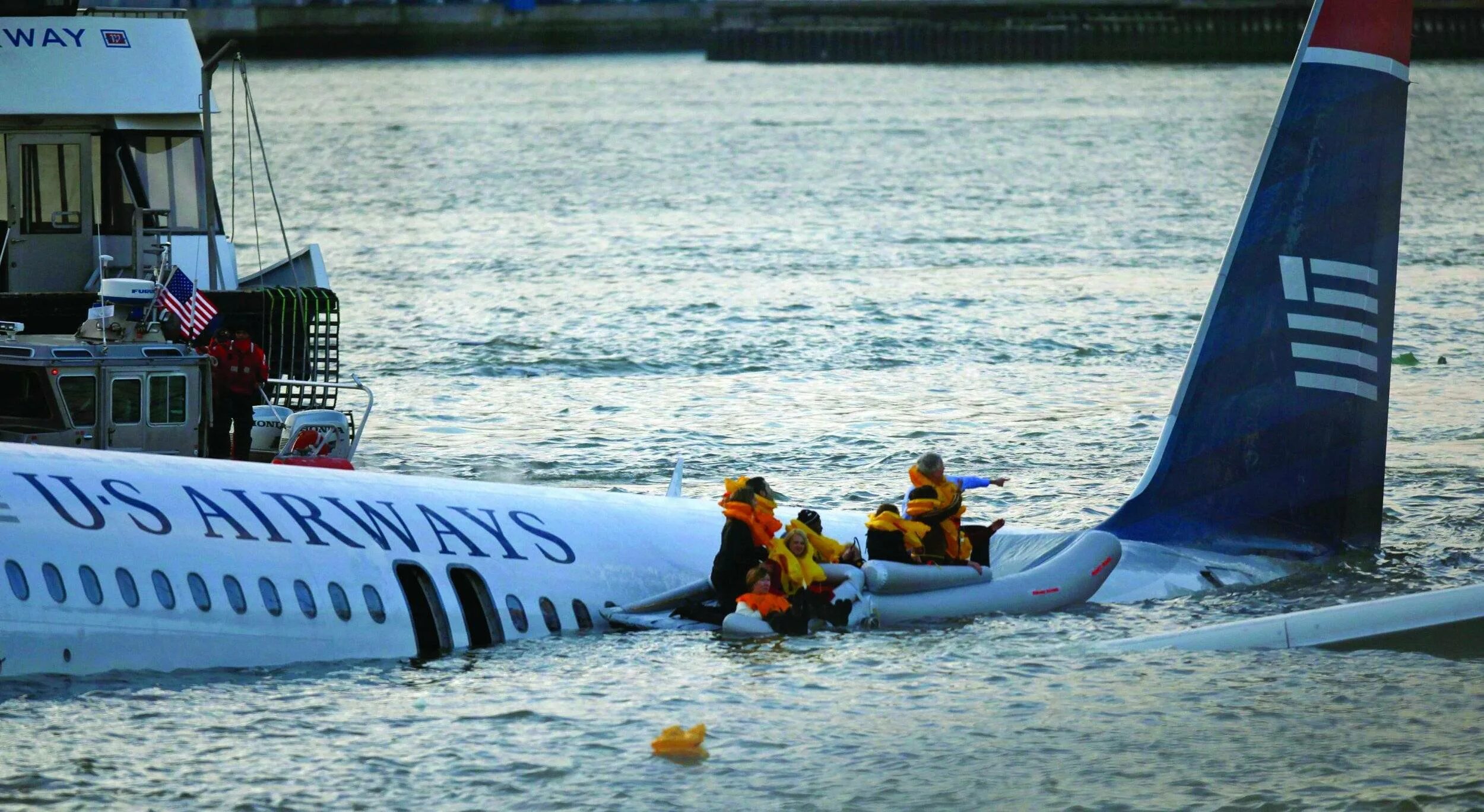 Аварийная посадка a320 на Гудзон. Гудзон 15 января 2009. Посадка самолёта на Гудзон в 2009. Что такое посадка на Гудзон Аэробус 320. Может ли самолет совершить посадку на воду