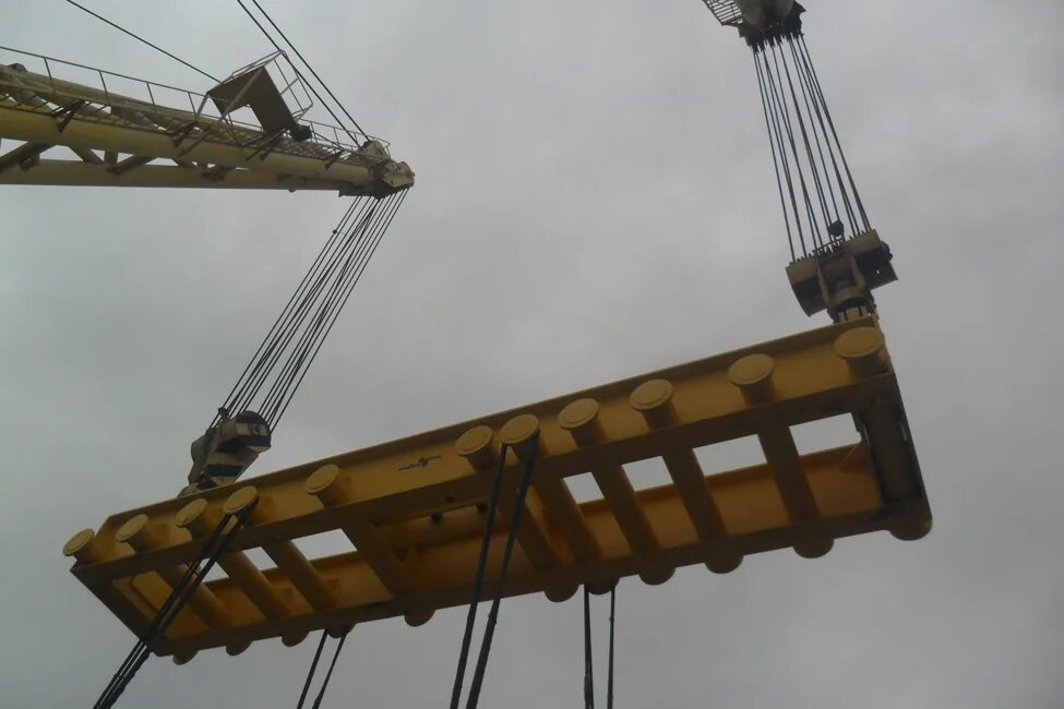 Подъемный автокран. Перемещение груза двумя кранами. Подъем груза двумя кранами одновременно. Кран гусеничный 50т. Перемещение грузов несколькими кранами.