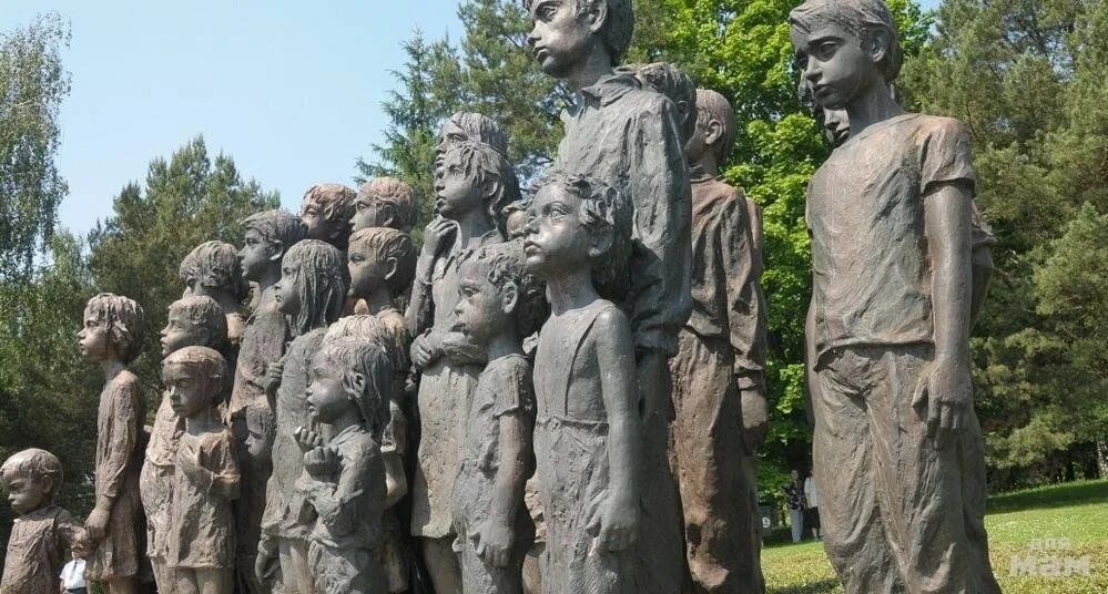 Памятник мальчик и девочка. Памятник погибшим детям в лидице. лидице чехия памятник детям. памятник 82 детям лидице чехия.