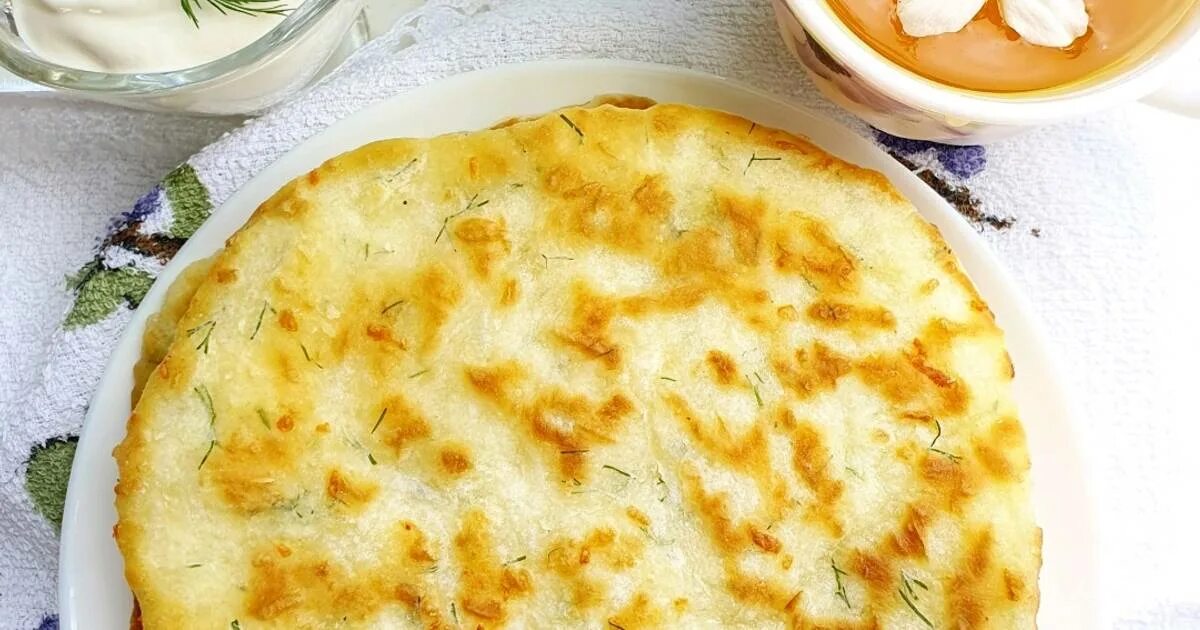 Лепешка с пюре и сыром. Сырные лепёшки на сковороде на молоке с сыром зеленью. сырная лепешка рецепт.