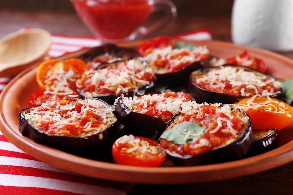 Жареные помидоры с сыром и чесноком. Баклажаны с помидорами и чесноком. Баклажаны с помидорами и чесноком на сковороде. Жареные баклажаны с помидорами. Баклажанный с помидорой.