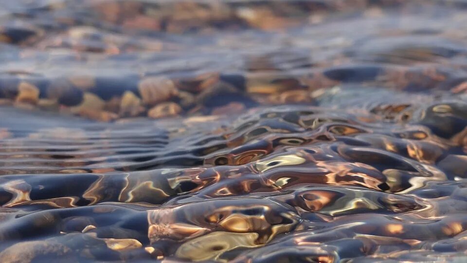 Вода в реке становится прозрачная. Вода река. Природная вода. Вода фото. Блики на воде.