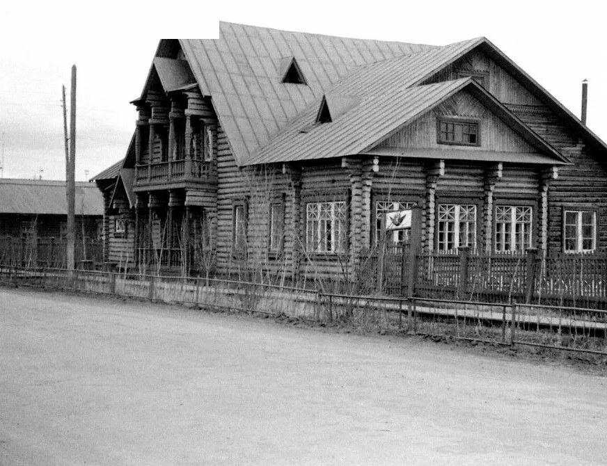 Аэропорт Якутск старое здание. Якутск Республика Саха поселок Зырянка. СССР аэропорт Якутск ЯАССР. Исторический квартал “старый город” Якутск.