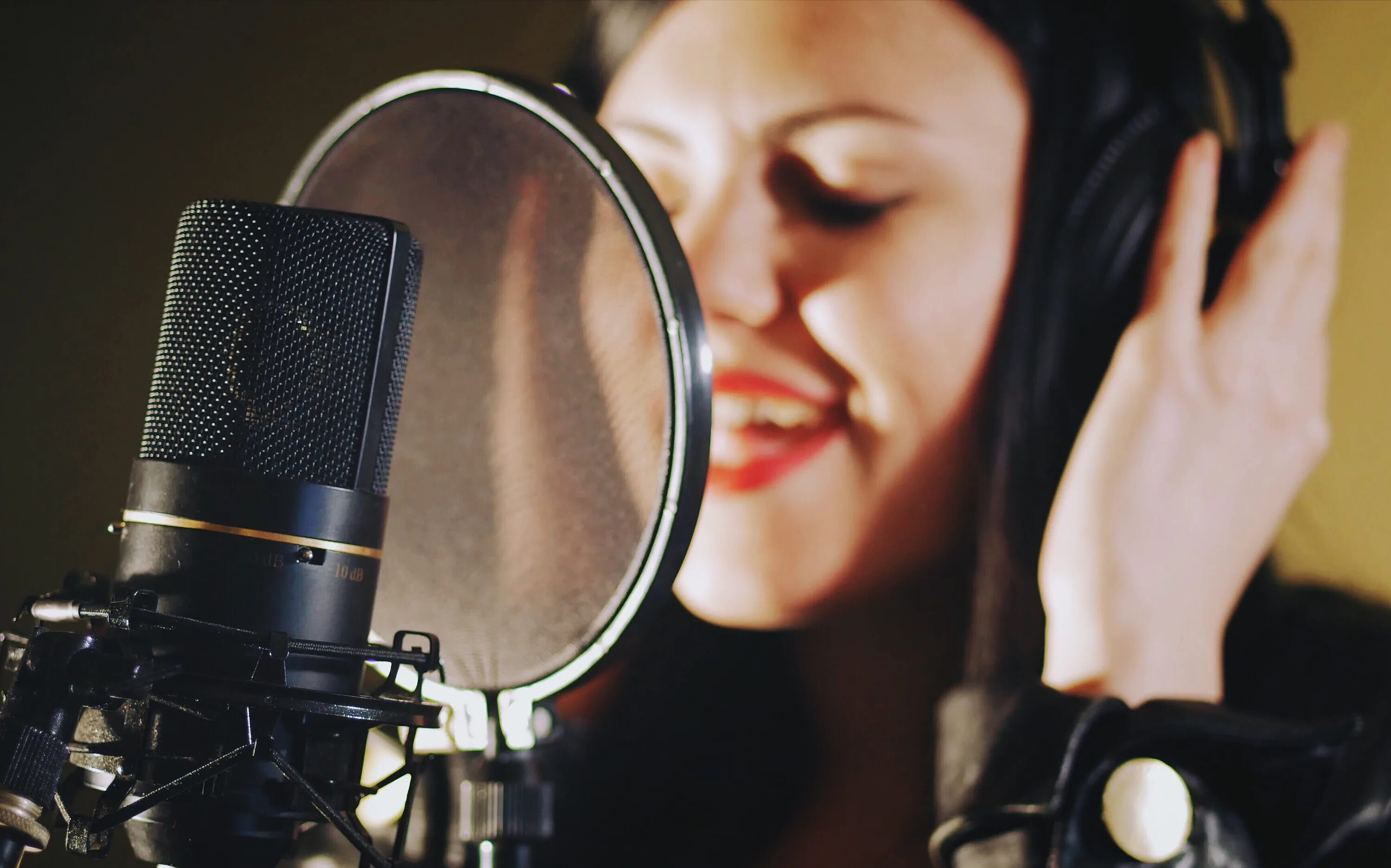 Voice over. Singing. Voice over фото. Vocal recording session. Голосовые женщины