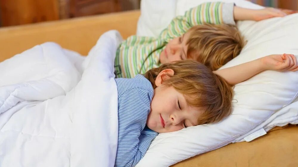 Сестренка проснулась. Кровать для мальчика. Два мальчика спят. Спящие мальчики.