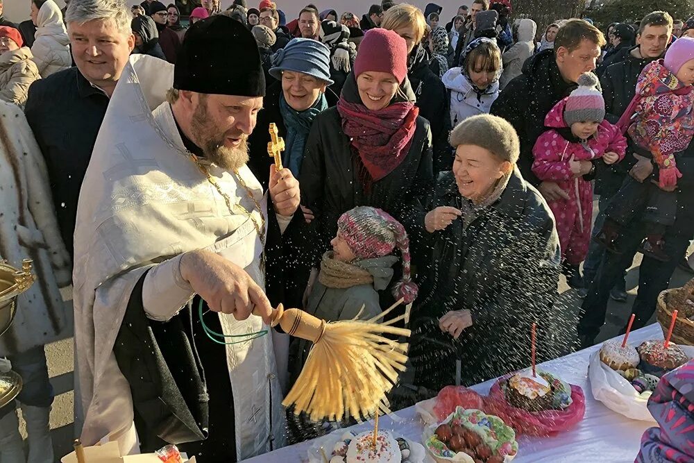 Храм в Останкино освящение куличей Живоначальной. Церковь Троицы Живоначальной в Черемушках освящение куличей. Храм Живоначальной Троицы в Хорошеве освящение куличей 2023. Освящение куличей на Пасху.