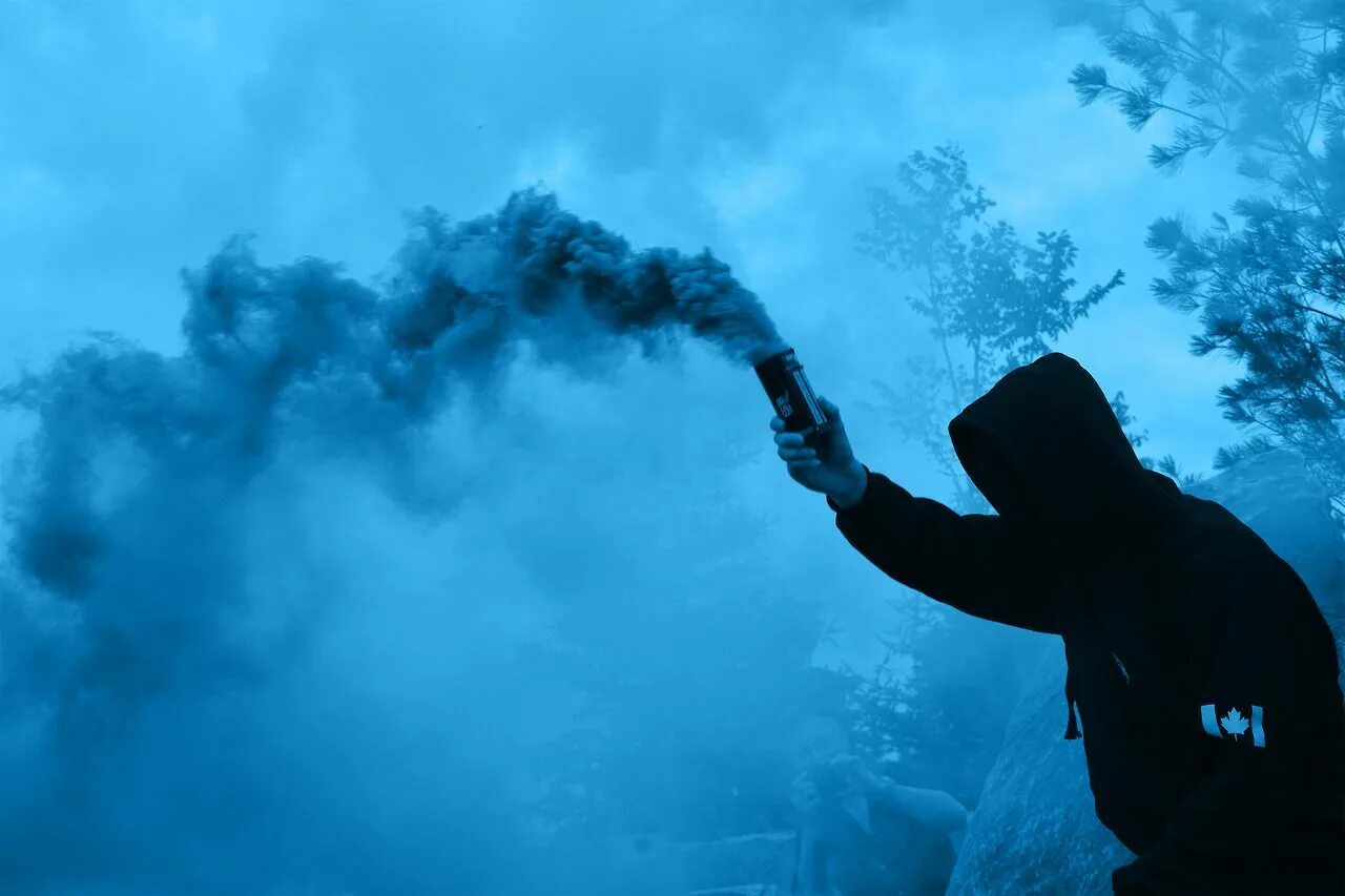 Аватарки с дымом. Человек в дыму. Человек с дымовой шашкой. Синий дым.