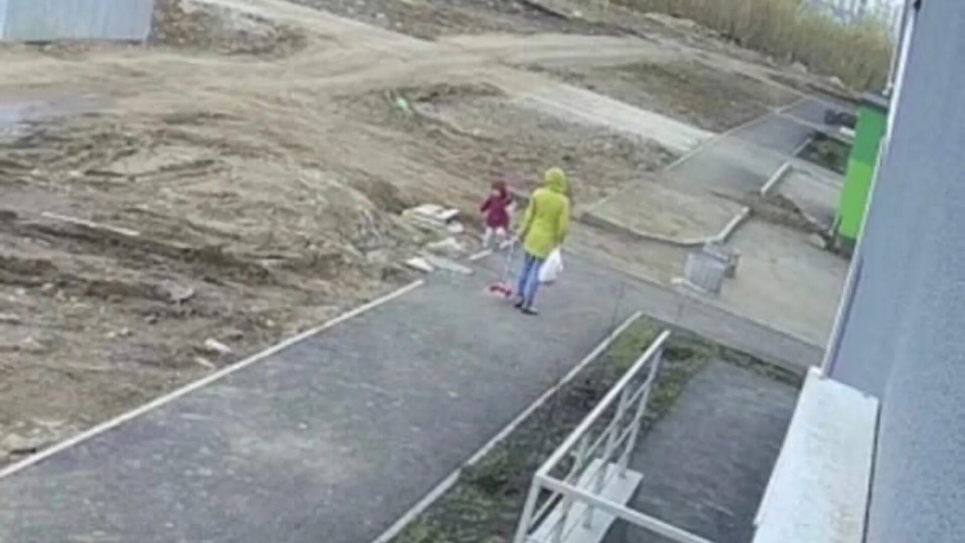 К чему снится ребенок провалился. Мальчик провалился в люк. Яма для фотошопа. Райан мальчик упавший в колодец. Ребёнок упал в канализационный люк.