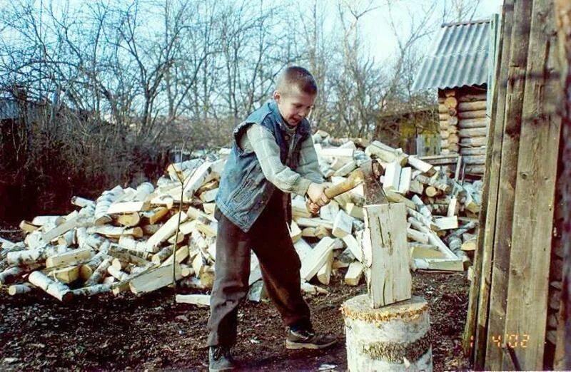 Мальчика рубят. Колет дрова. Рубить дрова. Колоть дрова. Мальчик с дровами.