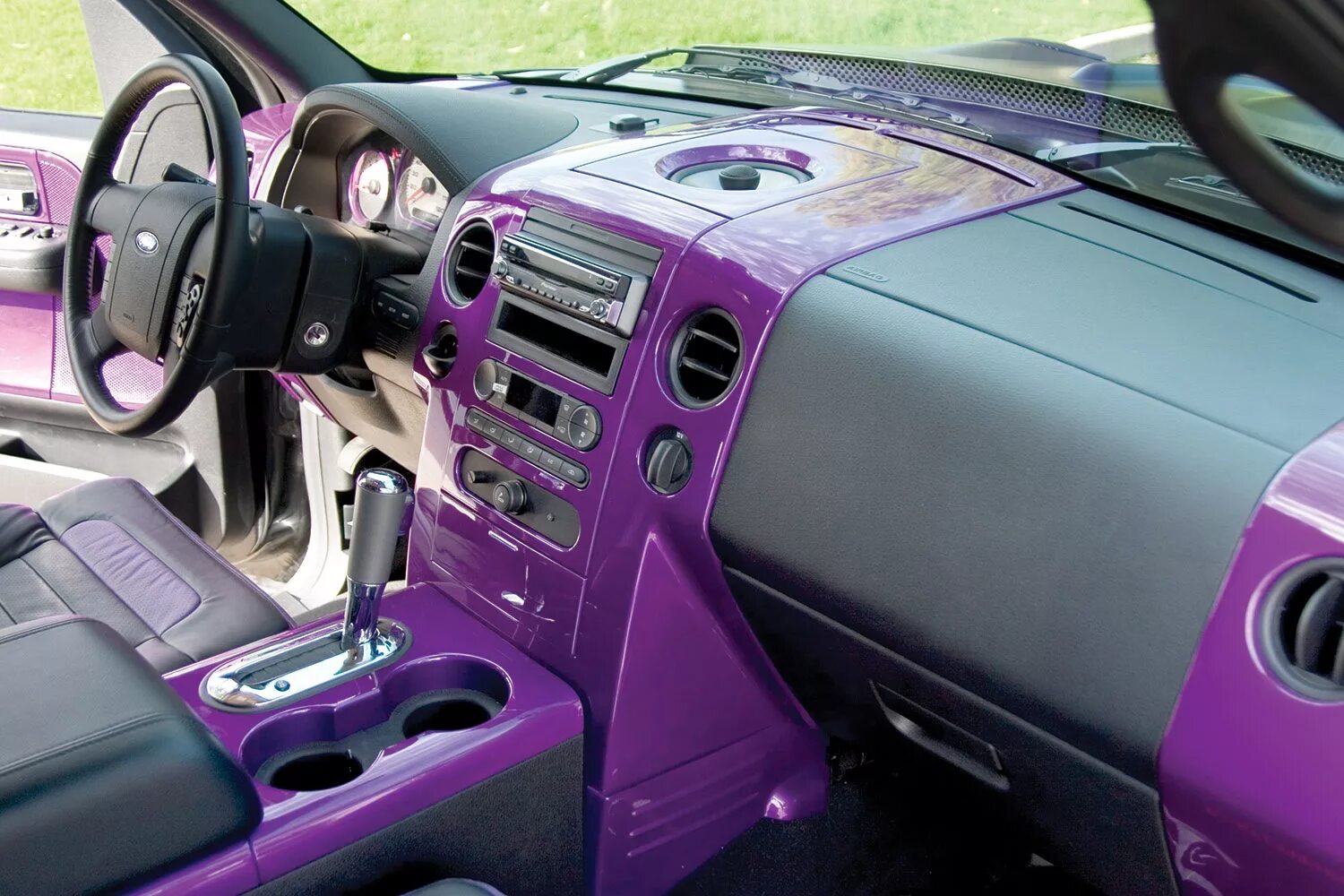 Какой краской покрасить панель. Перекраска салона автомобиля. Салон автомобиля панель. Перекраска пластика салона авто. Фиолетовый салон автомобиля.