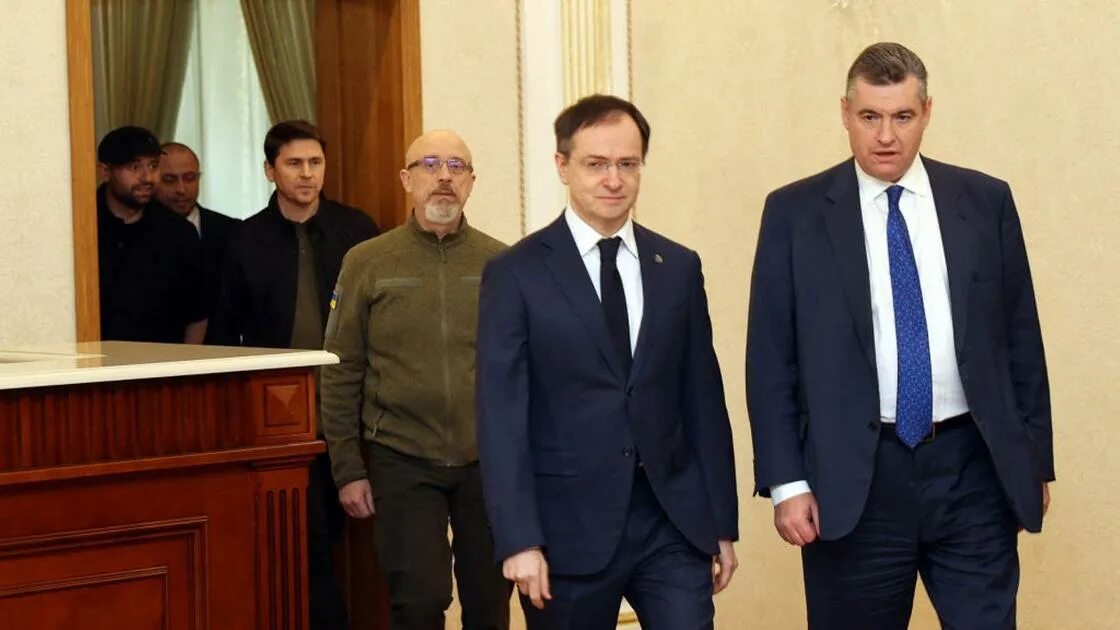 Украинская делегация на переговорах. Делегация украины на переговорах. Новости когда будут переговоры с украиной. Переговоры в беловежской пуще 2022. Новости когда будут переговоры с украиной.