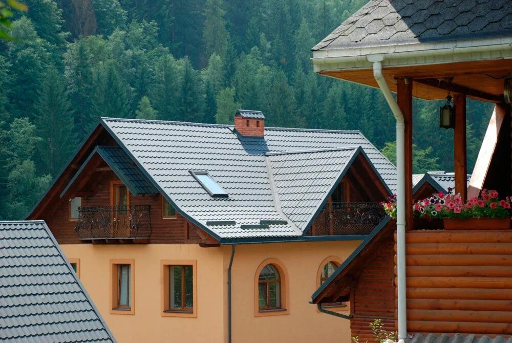 Крыша бывает. Крыша из зеленой металлочерепицы. Четырехгранная крыша из металлочерепицы. Интересные крыши из металлочерепицы. Крыша вид с зеленой крыши.