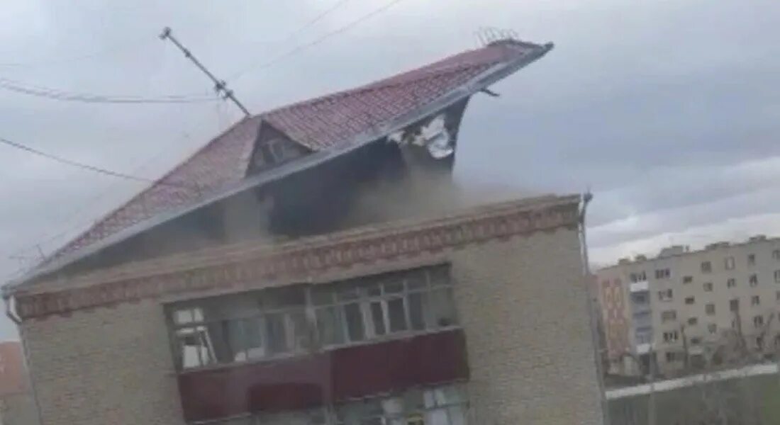 Ураган в киргизии. Снесло крышу. Ветер сносит крыши домов. Сильный ветер сносит крыши домов. Снесло крышу ветром.