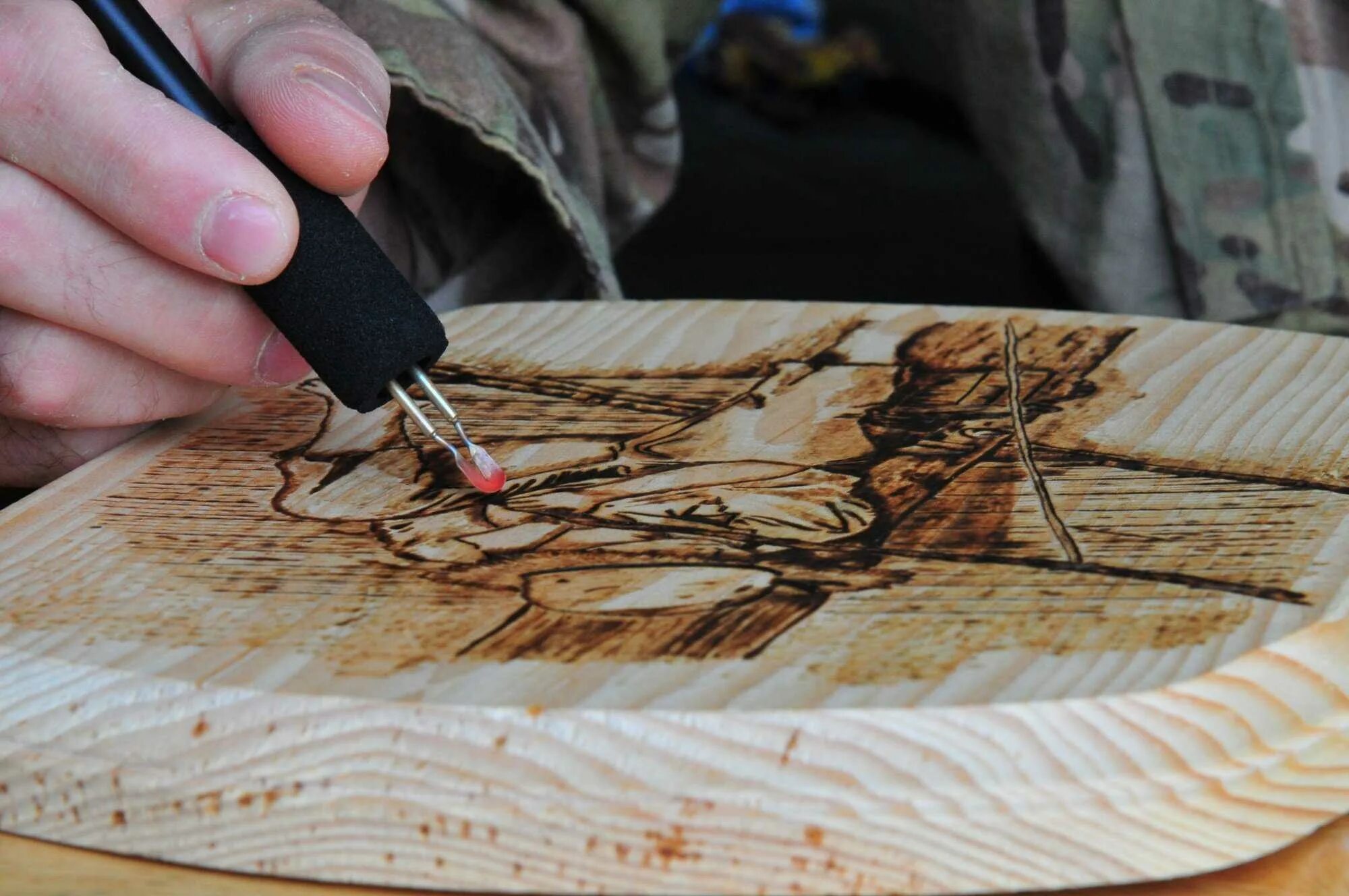 Глубокое выжигание по дереву. Эффект лихтенберга. Как сделать рисунок на дереве. Как сделать рисунок на дереве. Выжигание на доске.