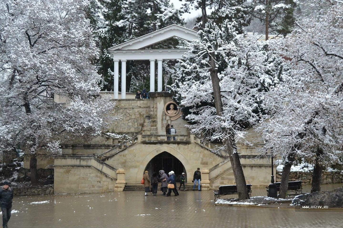 Кисловодск погулять. Кисловодск парк зима. Кисловодский Курортный парк зима. Кисловодск парк зимой. Достопримечательство Кисловодска зимой.