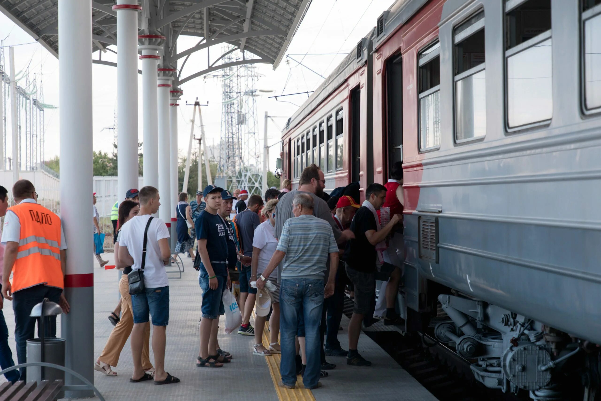 Можно ли приехать на поезде. Вокзал Волгоград электричка. Электричка на вокзале Волгоград 1. Люди на вокзале. Пассажиры в поезде.