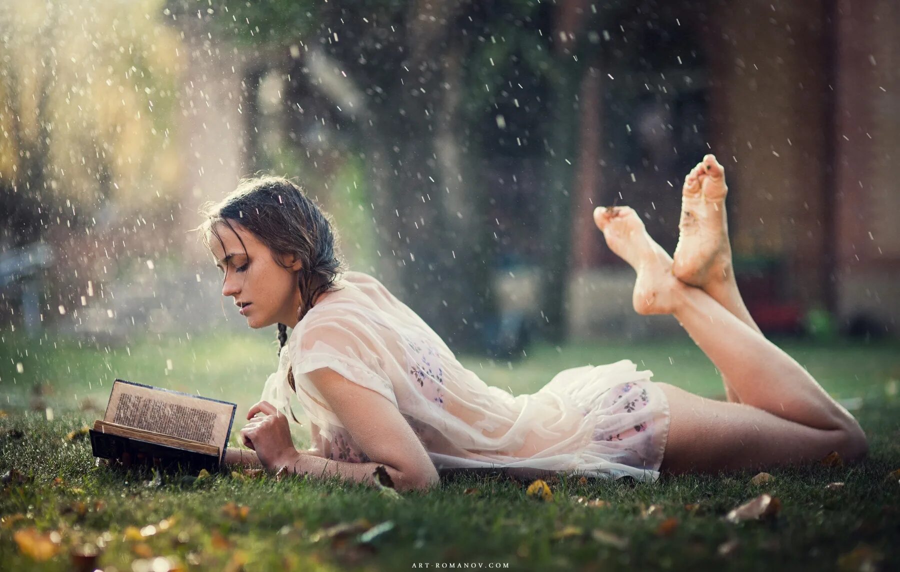 Девушка в парке с книгой. Девушка на траве с книгой. Читать под девушками. Ксения клименко модель. Фотосессия в лесу с книгой.