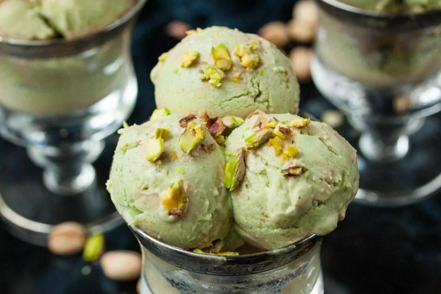 Фисташковое мороженое. Pistachio Ice Cream. Фисташковый пломбир. Веганское мороженое с фисташками. Фисташки для мороженого.