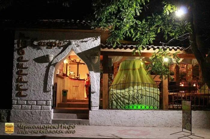 Кафе сота черноморское крым. Кафе крепость черноморское крым. Аё кафе черноморское. Пгт черноморское кафе крепость. Аё кафе черноморское.