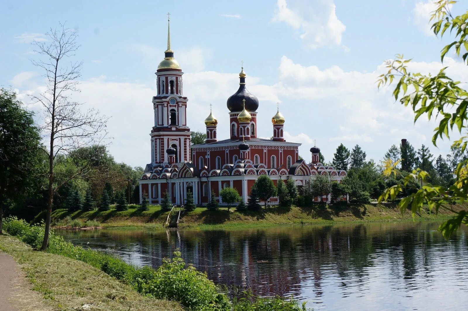Церкви в старой руссе. Старая русса воскресенский собор ночной. экскурсии для школьников по старой руссе. старая русса спортивная школа вместо собора. животные старой руссы.