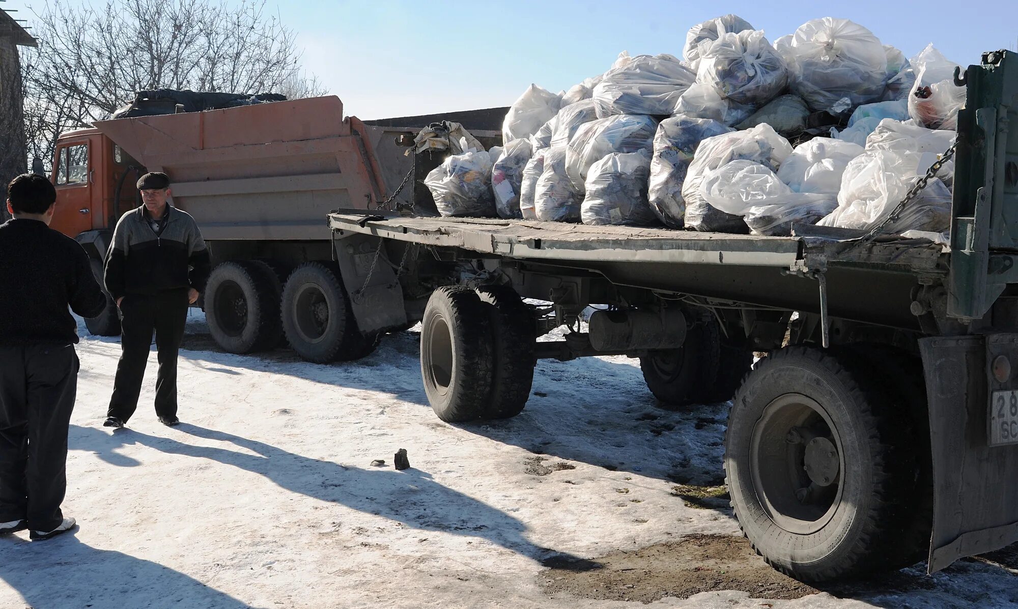 Военные отходы. КАМАЗ С опасными отходами. Транспортировка убитого военного. КАМАЗ Бишкек. Перевозка погибших на войне.