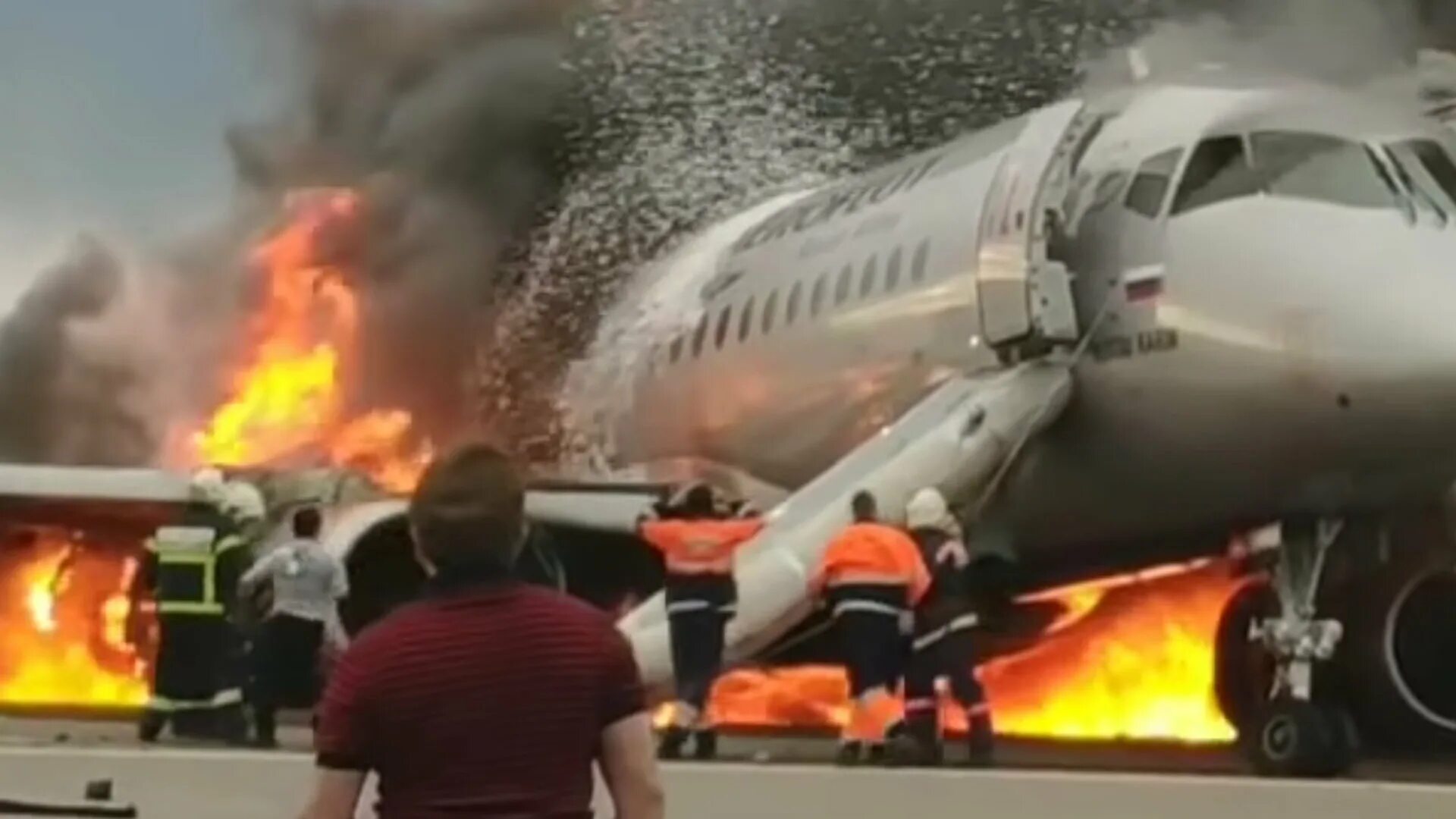 Теракт в аэропорту шереметьево. SSJ 100 Шереметьево. Пожар SSJ 100 В Шереметьево. Катастрофа SSJ 100 В Шереметьево.