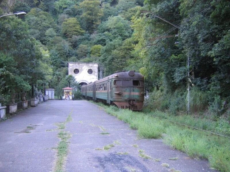 Новый афон электричка. Абхазия железная дорога Сухум. Станция Ткуарчал Абхазия. Ткварчели Абхазия вокзал. Сухумская железная дорога Гудаута.