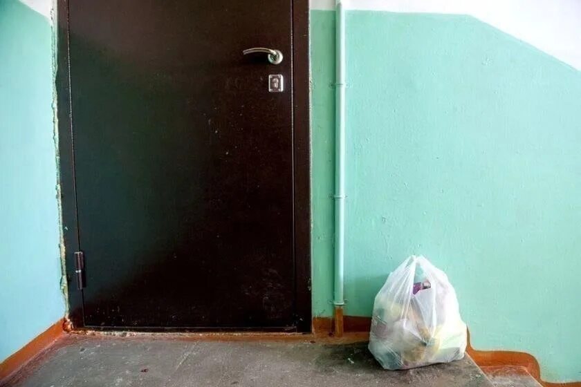 Подъездная дверь открывается. Что делать если дверь подъезда. Дверь на лестничную площадку. Подъезд в воздухе. Что делать если дверь подъезда.